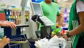 السعودية تبدء تطبيق قرارات جديدة حول المهن التي يسمح لها بالعمل في مهنة الكاشير في المحلات والسوبر ماركت في الرياض وجدة 